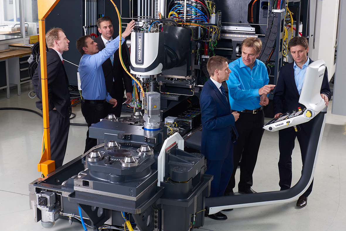 在一個(gè)實(shí)際投資項(xiàng)目中，舍弗勒和Deckel Maho Pfronten公司的專家開發(fā)出了&ldquo;機(jī)床4.0&rdquo;，利用現(xiàn)有生產(chǎn)技術(shù)與傳感器、云技術(shù)和數(shù)字化零部件的連接，向數(shù)字化生產(chǎn)目標(biāo)邁出了實(shí)質(zhì)性的一步。